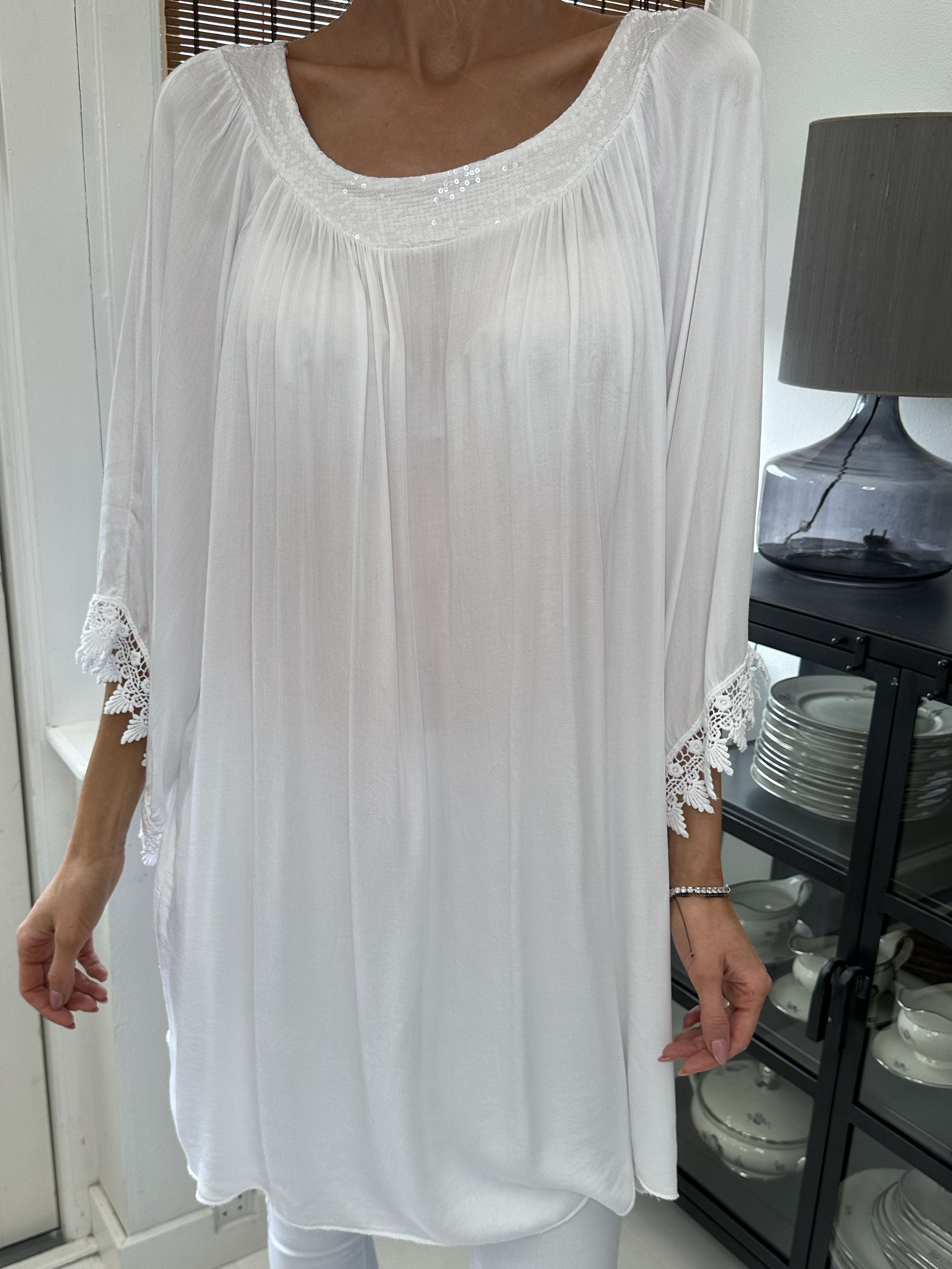 Dolores - Tunikaklänning med paljetter och broderier på ärmen